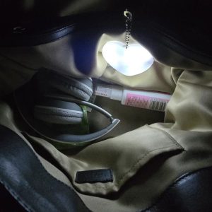 LED-Anhänger mit Touch-Aktivierung für Rucksäcke, Taschen und Schlüssel | HEARTIGLO
